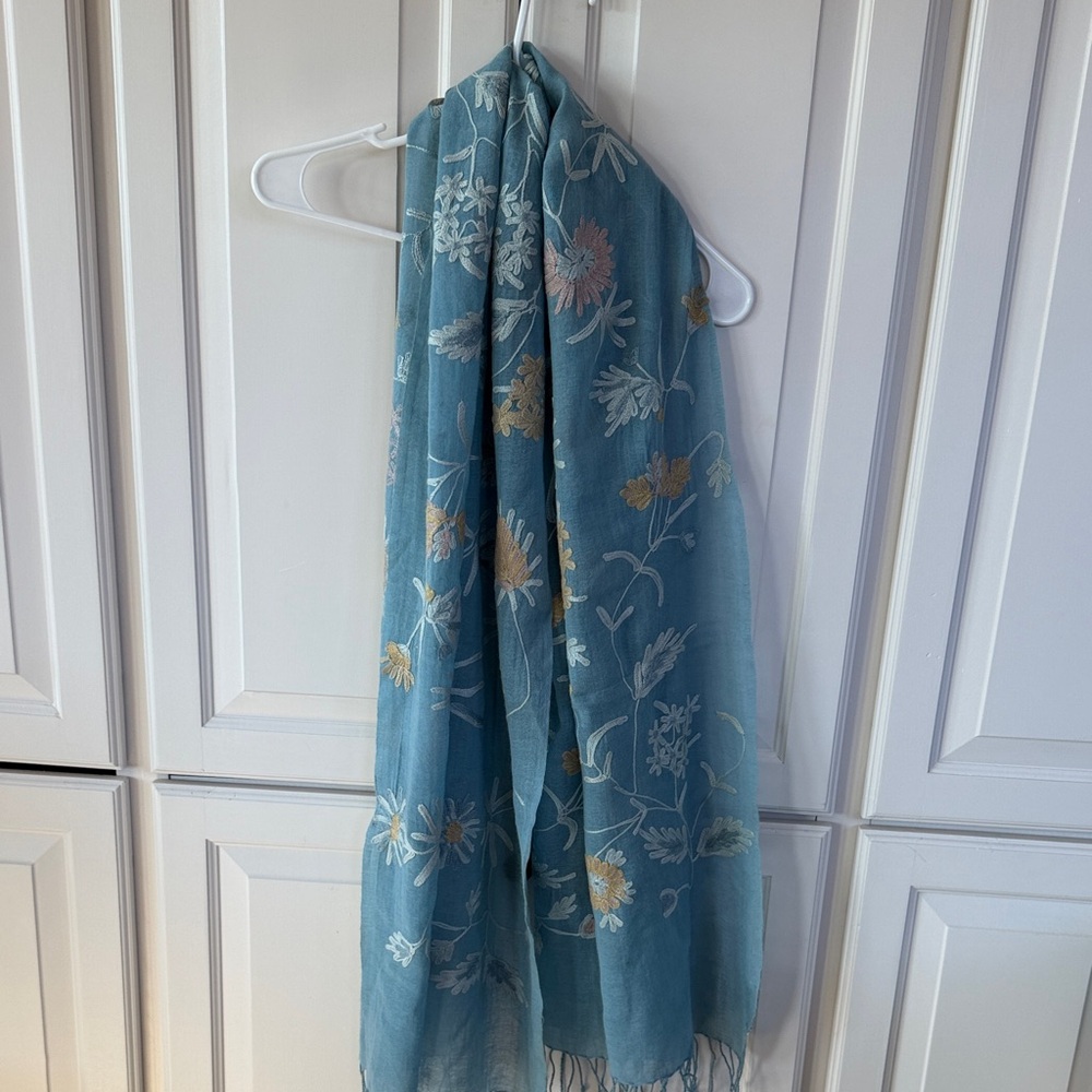 Chic Floral Embroidered Scarf in Blue